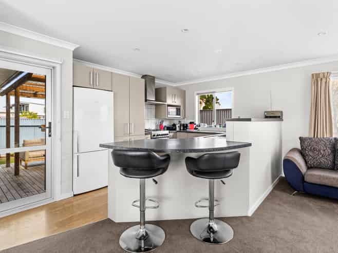 3a The Esplanade, Westshore