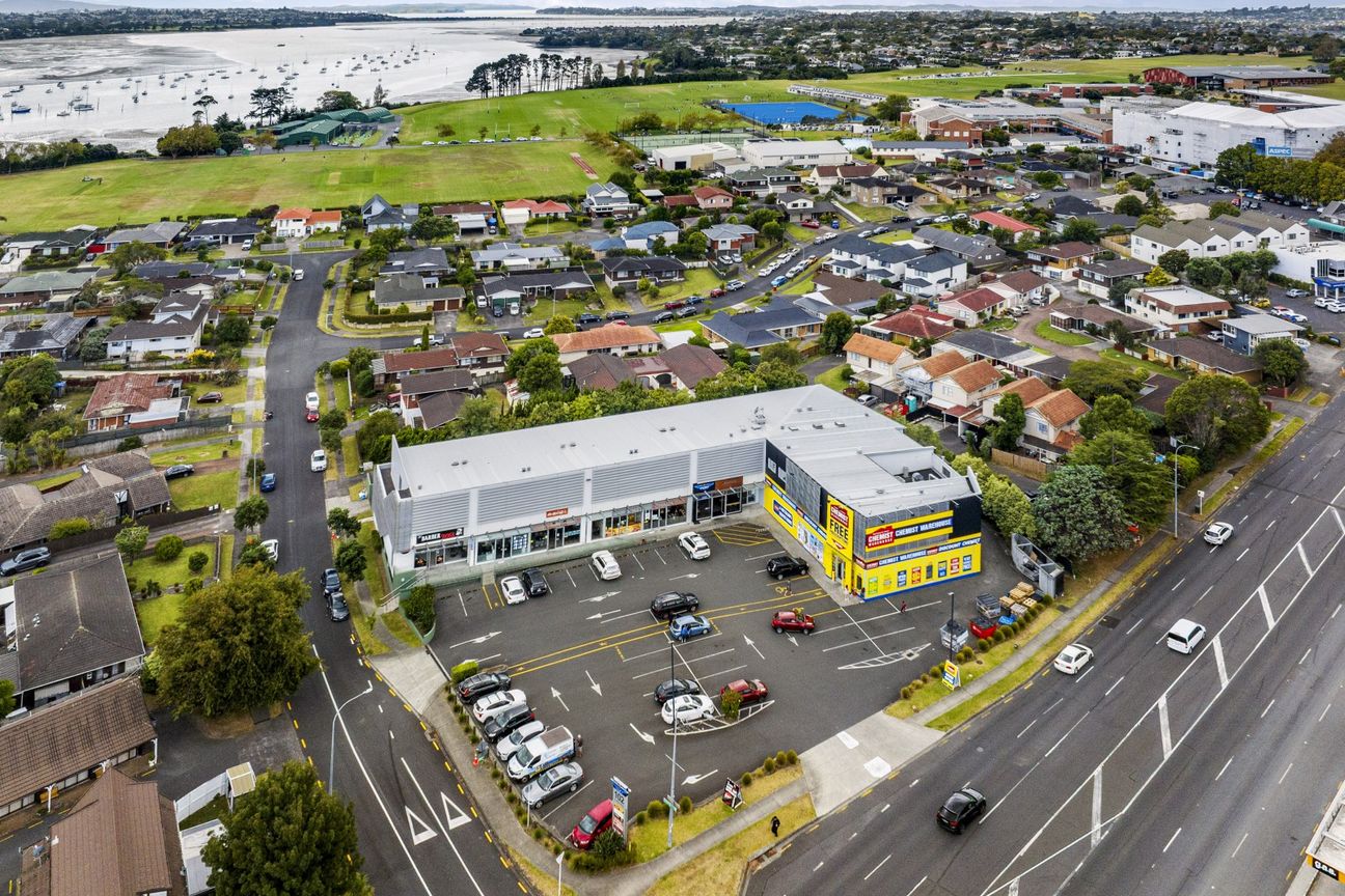 Trophy Retail Investment with international tenant - More