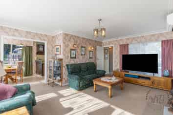 84 Lawrence Crescent, Hillpark