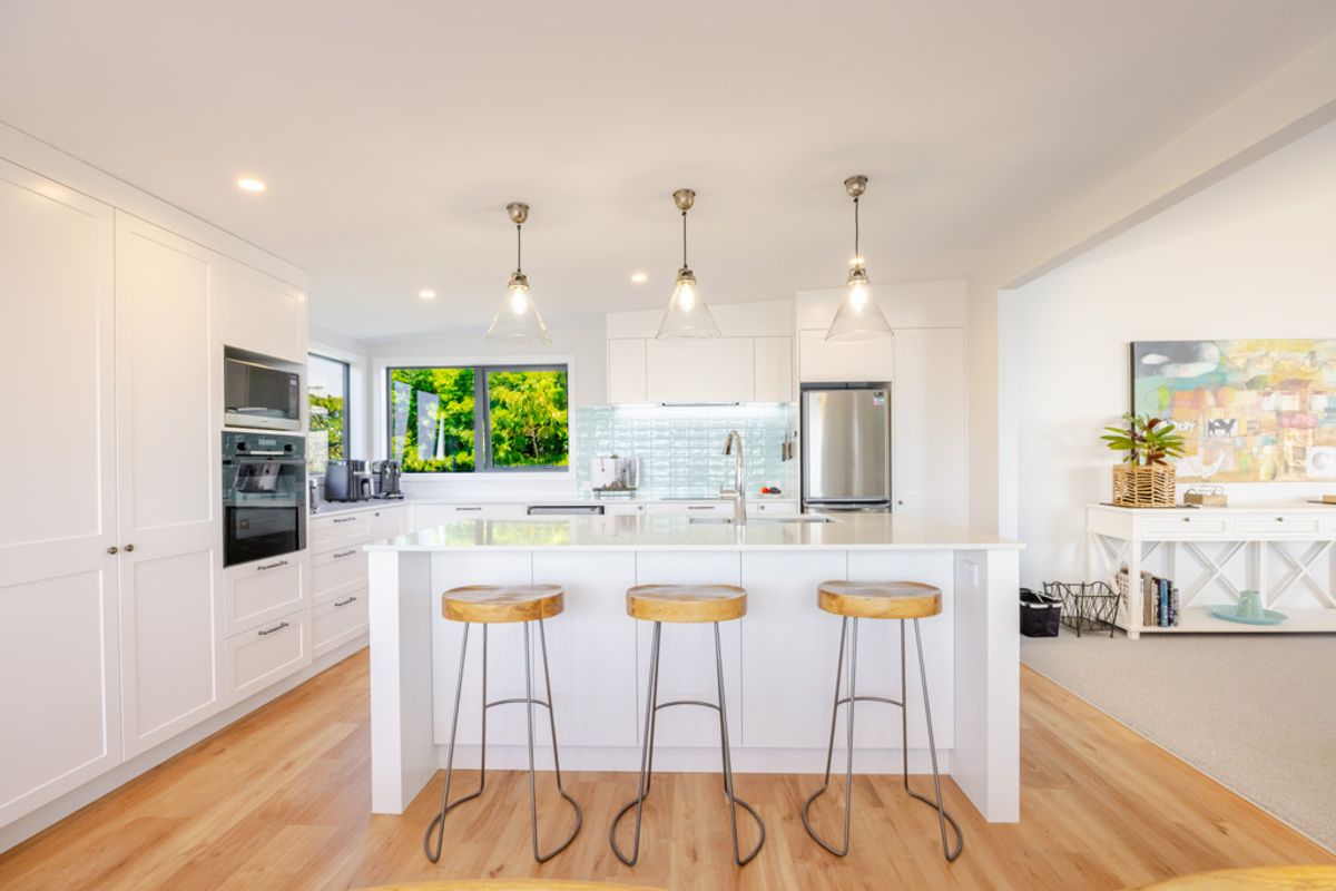 Home and Income With Breathtaking Views - Mehr