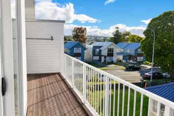 202/200 Pilkington Road, Point England