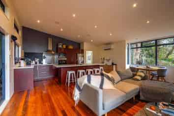 33 Crescent Road East, Ostend