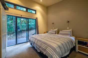 33 Crescent Road East, Ostend