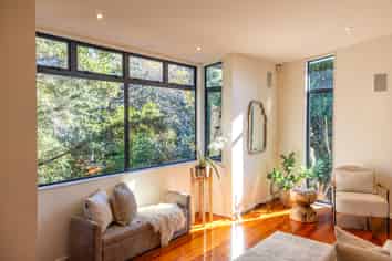 33 Crescent Road East, Ostend