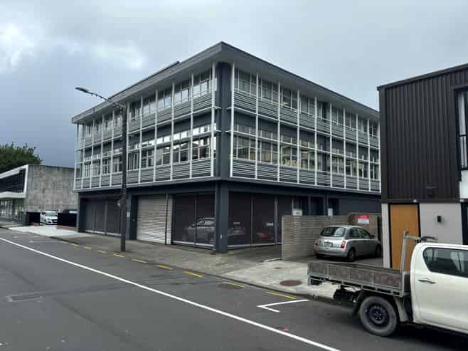 Tidy office in central Hutt!