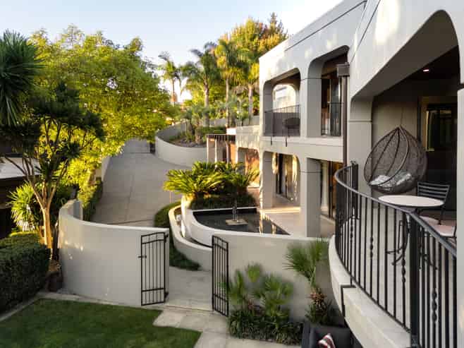 1025 River Road, Queenwood