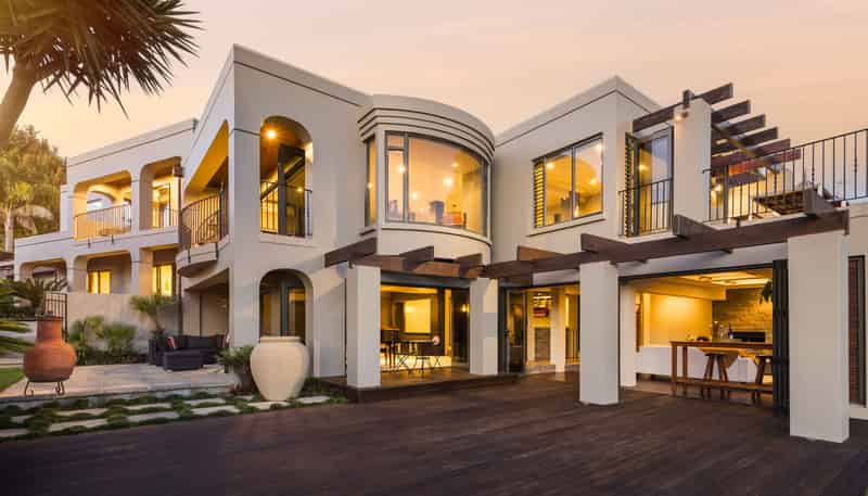 1025 River Road, Queenwood