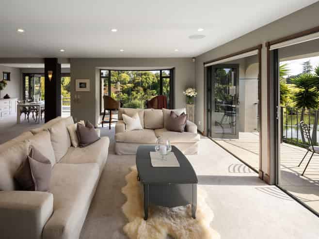 1025 River Road, Queenwood