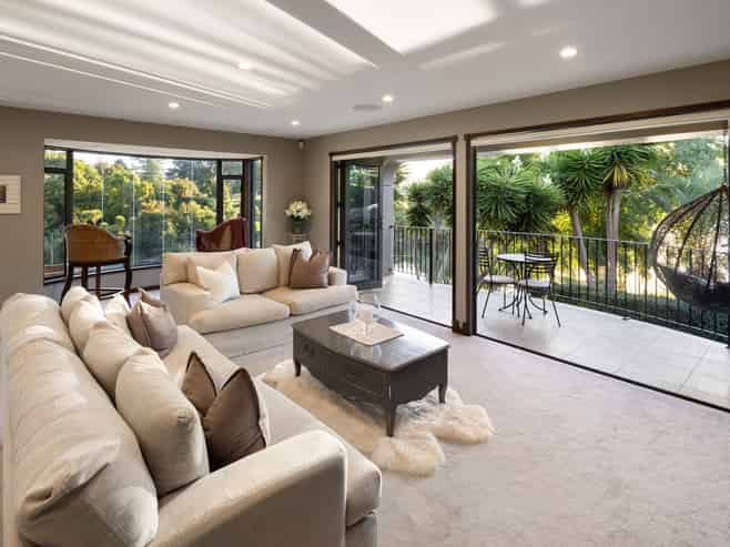 1025 River Road, Queenwood