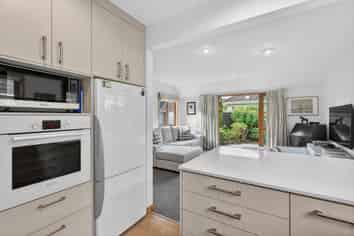 2/130 Muritai Road, Eastbourne