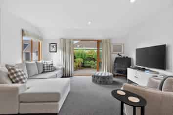 2/130 Muritai Road, Eastbourne