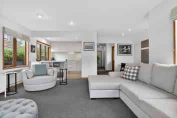 2/130 Muritai Road, Eastbourne