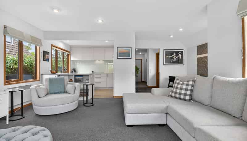 2/130 Muritai Road, Eastbourne