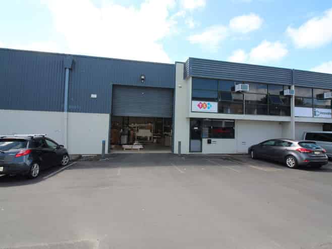 Highly functional office/warehouse