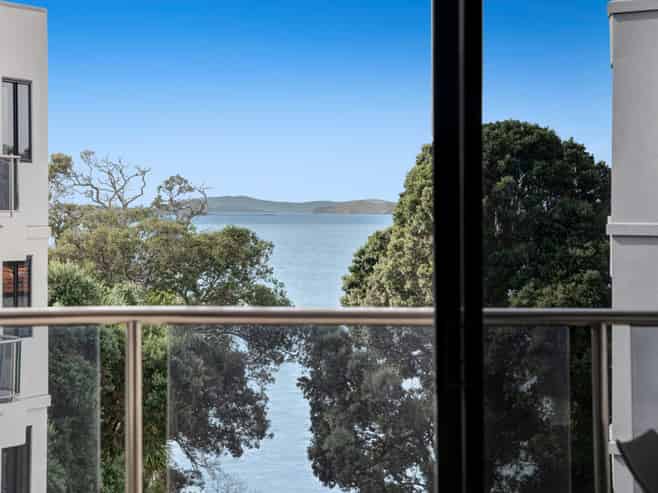 3A/171 Hurstmere Road, Takapuna