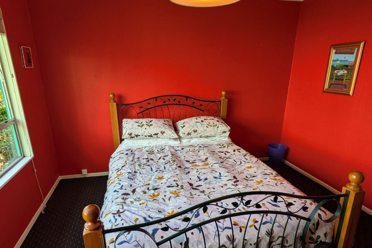 Bright, Colourful Coastal Living with Tasman Bay Views – 3 Bedroom Home in Atawhai - Vista 6
