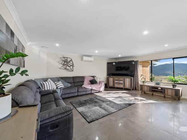 223 Pinnacle Hill Road, Bombay