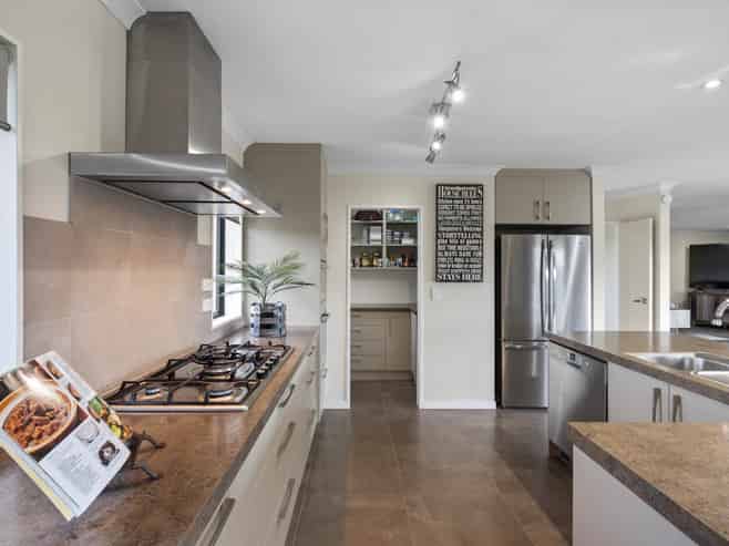 223 Pinnacle Hill Road, Bombay