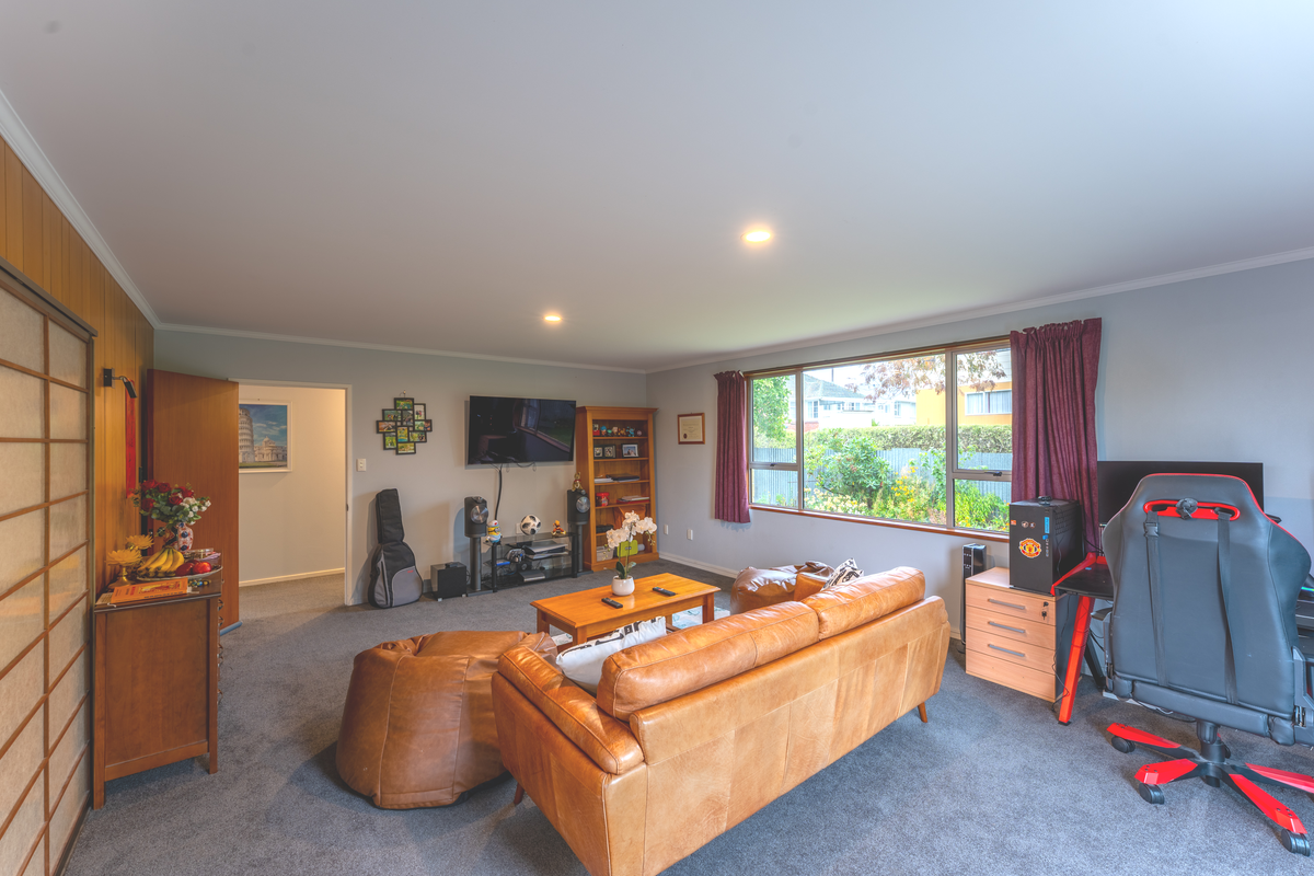 Young Families Will Love This Home - Więcej
