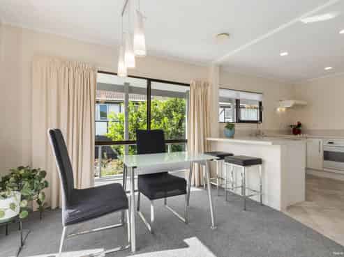 2/102 Manhattan Heights, Glendene