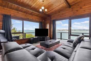 773 Whangaparaoa Road, Manly