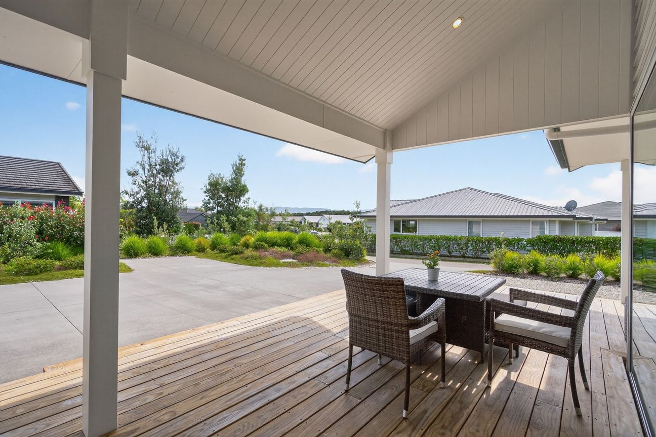 Modern coastal living with pool and gym access - Aanzicht 2