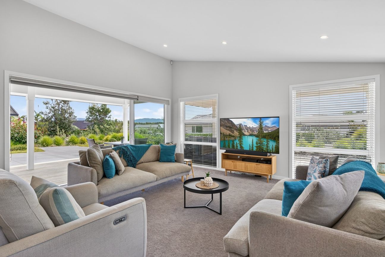 Modern coastal living with pool and gym access - Aanzicht 3