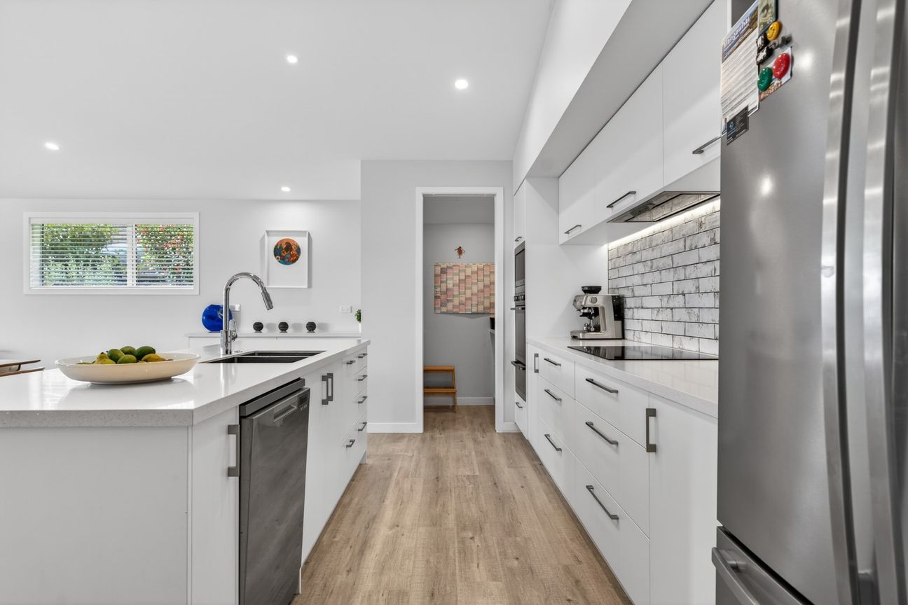 Modern coastal living with pool and gym access - Aanzicht 5