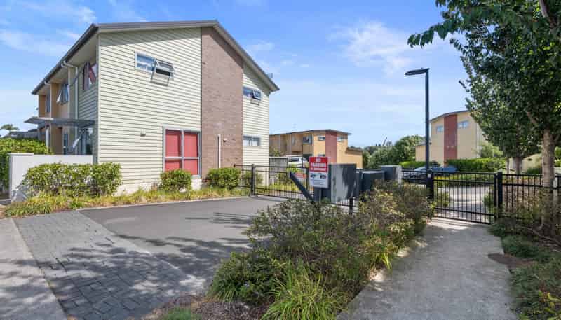 37/11  Ray Small Drive, Papakura