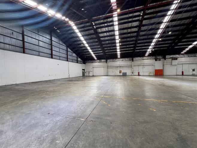 High Stud Warehouse in Central Location