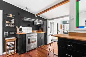 14 Bristol Square, Hutt Central