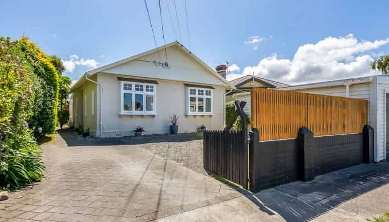 14 Bristol Square, Hutt Central