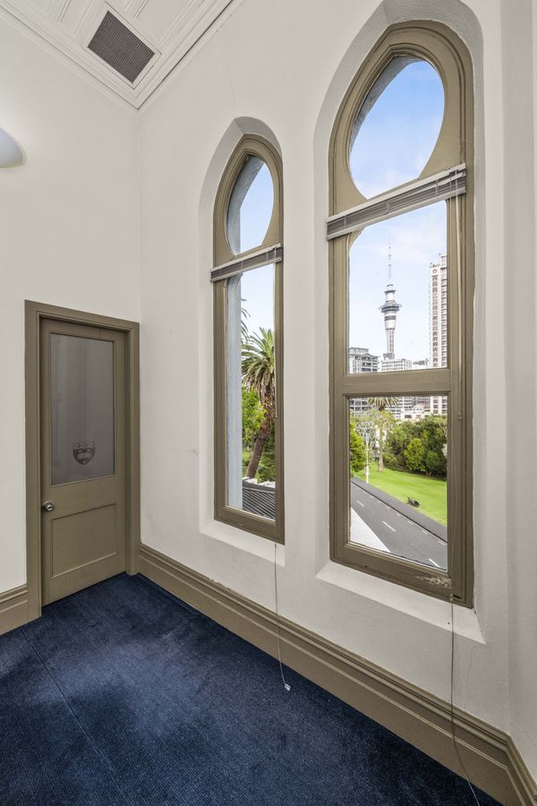 Full of character on Princes Street - Mehr