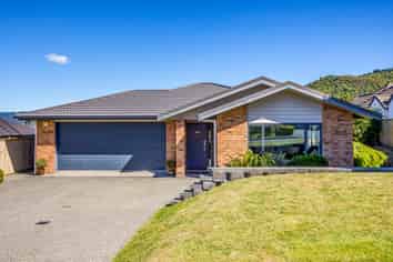 5 Colin Guppy Crescent, Riverstone Terraces