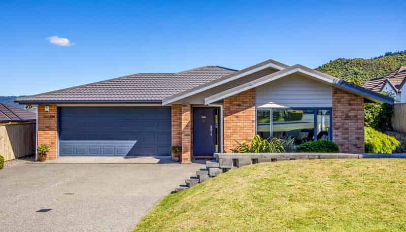 5 Colin Guppy Crescent, Riverstone Terraces