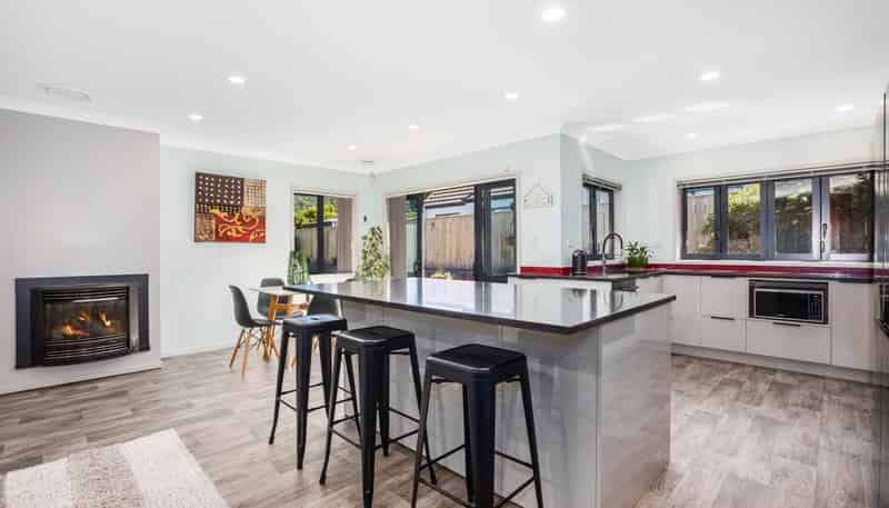 5 Colin Guppy Crescent, Riverstone Terraces