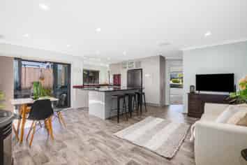 5 Colin Guppy Crescent, Riverstone Terraces