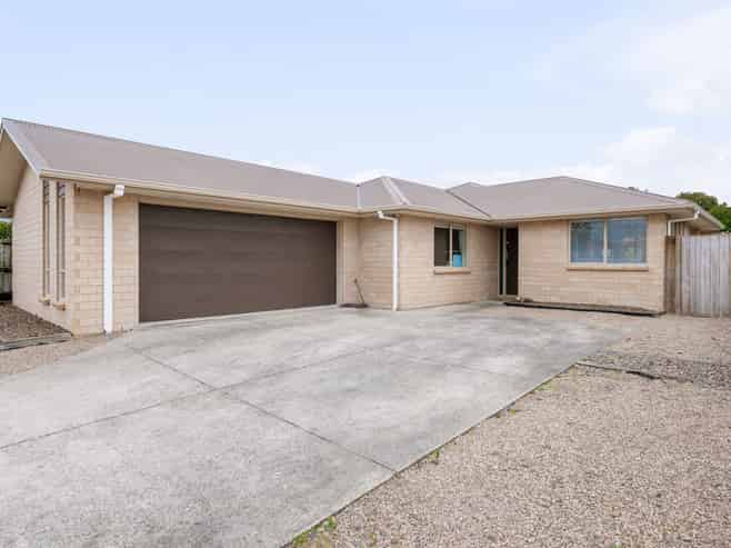 13 Landmark Court, Huntington