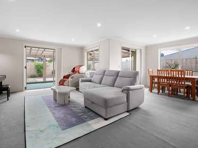 13 Landmark Court, Huntington