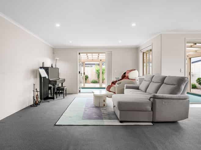 13 Landmark Court, Huntington