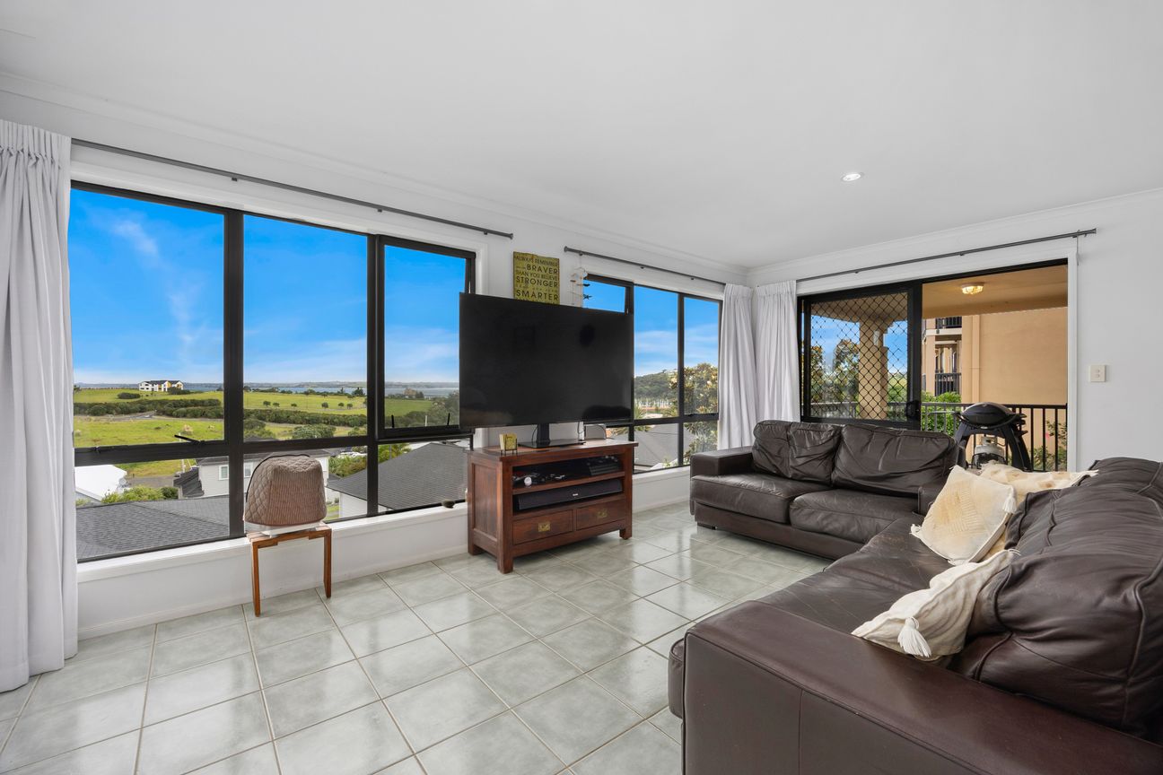 Rendered Brick Spacious Home - with views! - Flere