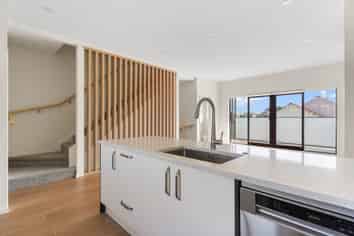 4/21 Erima Avenue, Point England