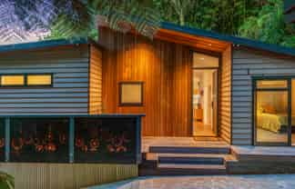 892 West Coast Road, Waiatarua