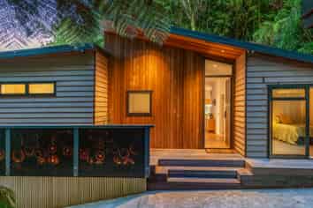 892 West Coast Road, Waiatarua