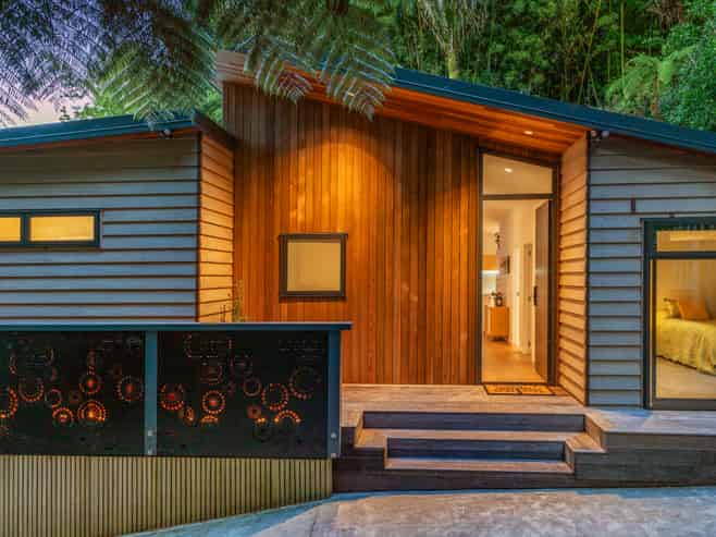 892 West Coast Road, Waiatarua