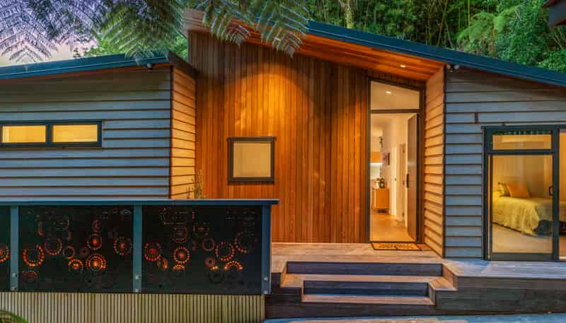 892 West Coast Road, Waiatarua