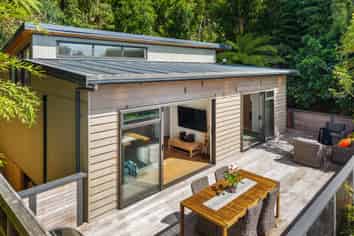 892 West Coast Road, Waiatarua