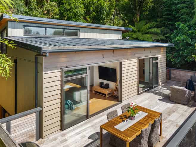 892 West Coast Road, Waiatarua