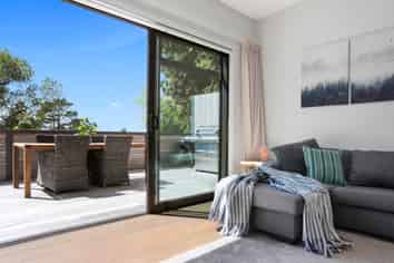 892 West Coast Road, Waiatarua