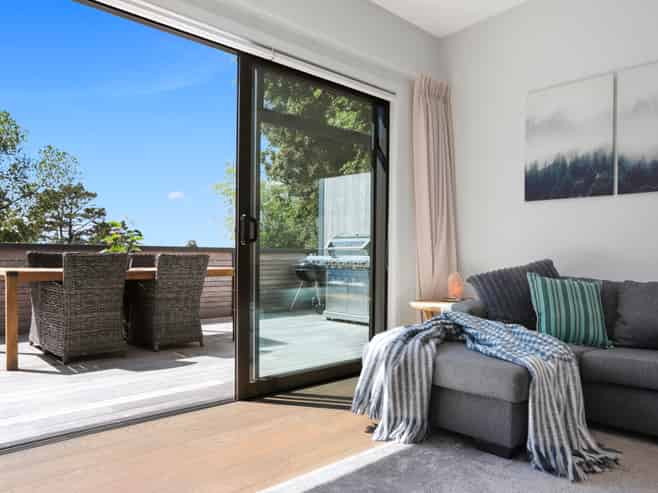 892 West Coast Road, Waiatarua